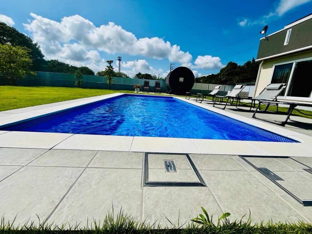 ヴィラプールモアのプールサイドと開放的な建築